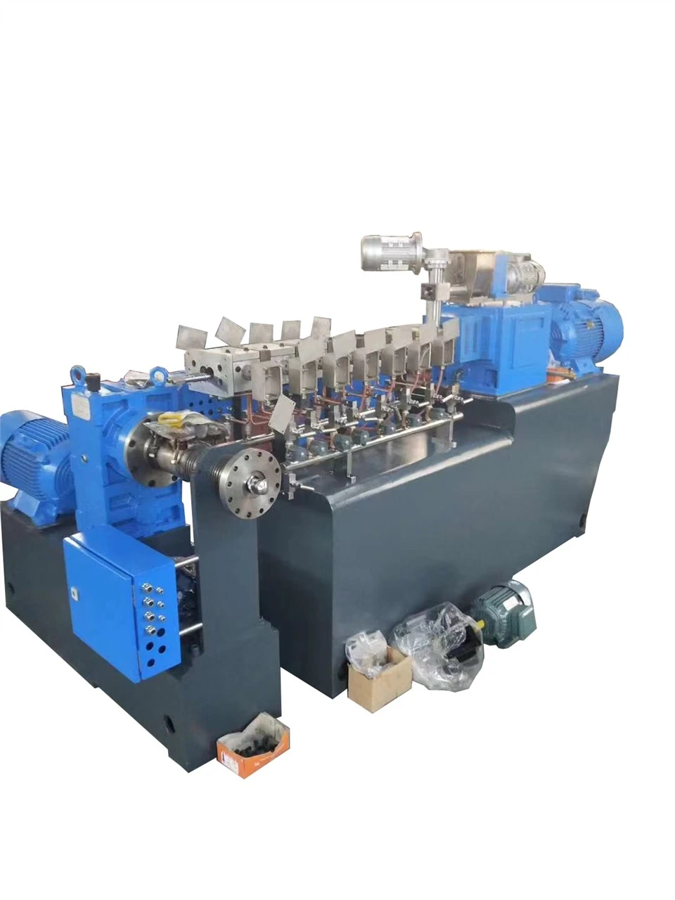 Proces de extrudare în două etape cu extruder cu două șuruburi